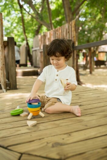 Razzo impilabile ad incastro in legno Plan Toys - immagine 6