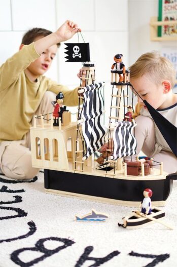 cose_per_dire_12411_12412_small_foot_Pirattenschiff_mit_Biegepuppen_Bloggerbild_2