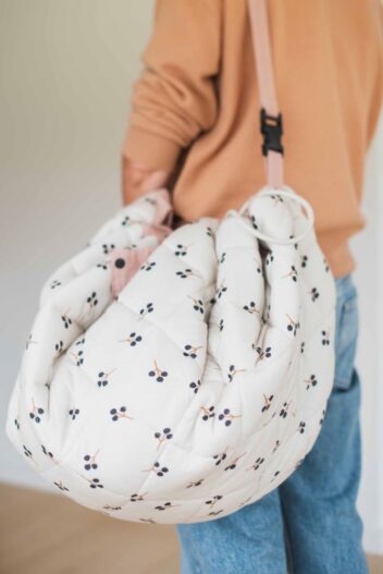 cose_per_dire_PlayandGo_Moulin_roty_après-la-pluie_storage_bag_person_carrying_the_closed_bag_cherry_print