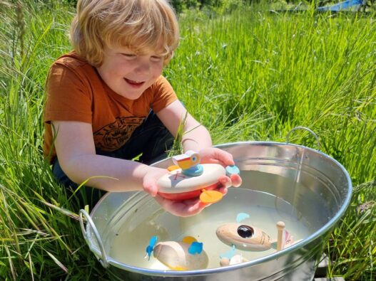 cose_per_dire_11654_Legler_small_foot_Wasserspielzeug_Aufzieh-Kanu_Pelikan_Bloggerbild_1