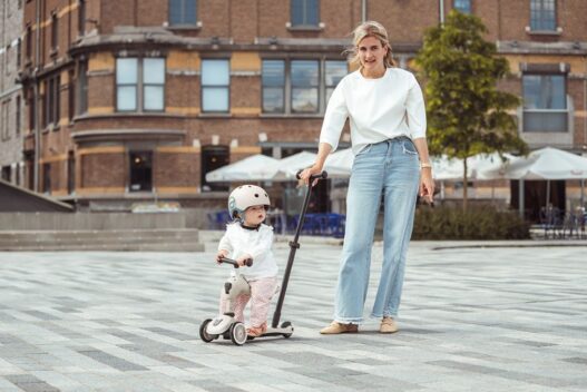 cose_per_dire_scoot_and_ride_HIGHWAYKICK 1 PUSH AND GO-ASH-MOM-PUSHING-GIRL-20240619_scoot&ride_6466